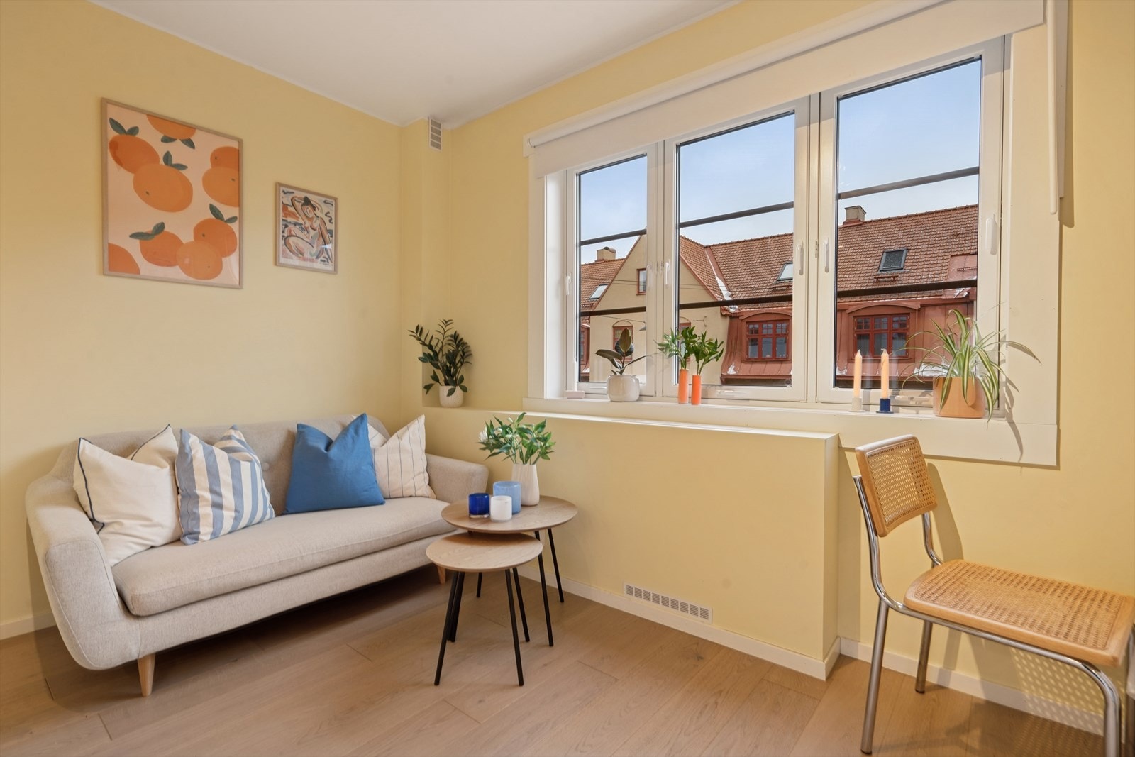 Leiligheten ligger i byggets 3. etasje med store vinduer og en svært god atmosfære. Galleribilde