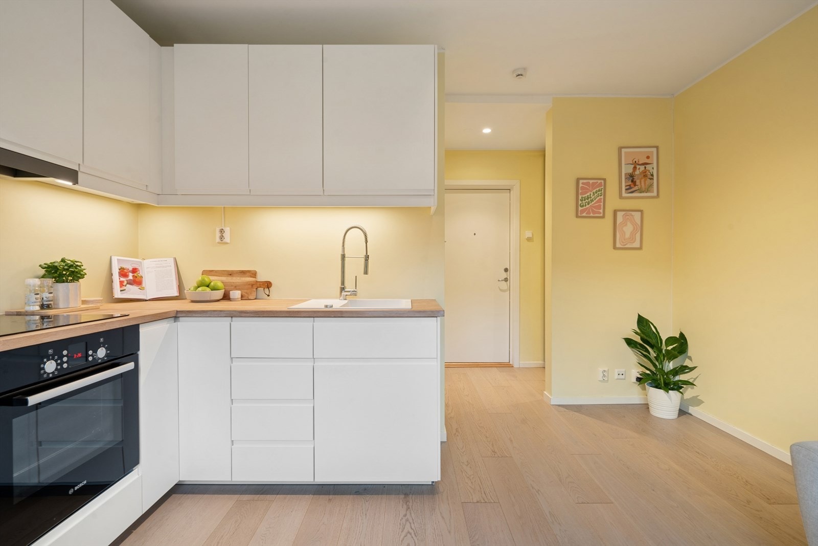 Lekkert og moderne kjøkken i åpen og sosial løsning. Galleribilde