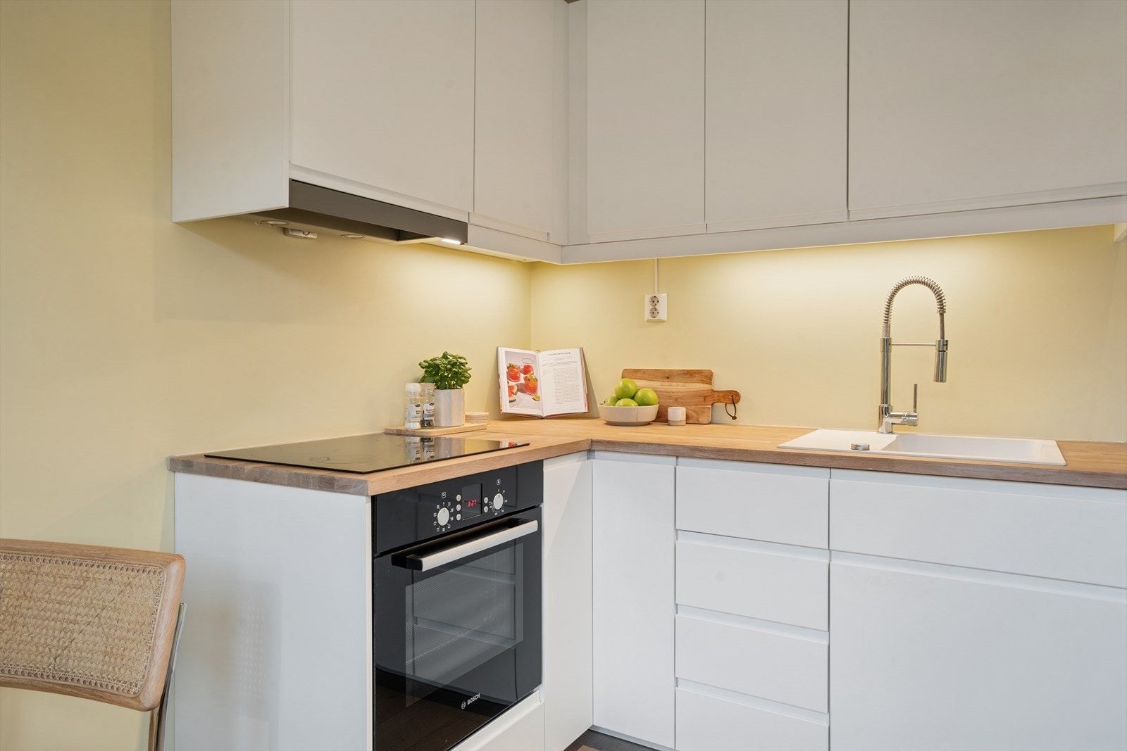 Kjøkkenet er lekkert og stilrent med slette fronter og godt med skap- og benkeplass. Galleribilde