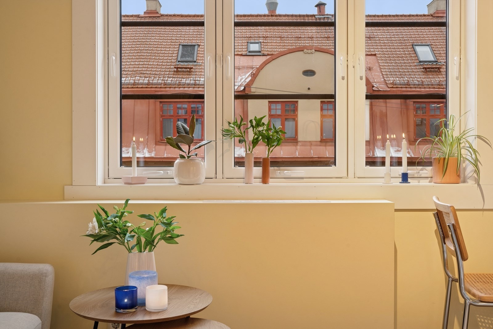 Leiligheten har store, klassiske vinduer fra 2021 som bringer inn godt med naturlig lys i leiligheten. Galleribilde