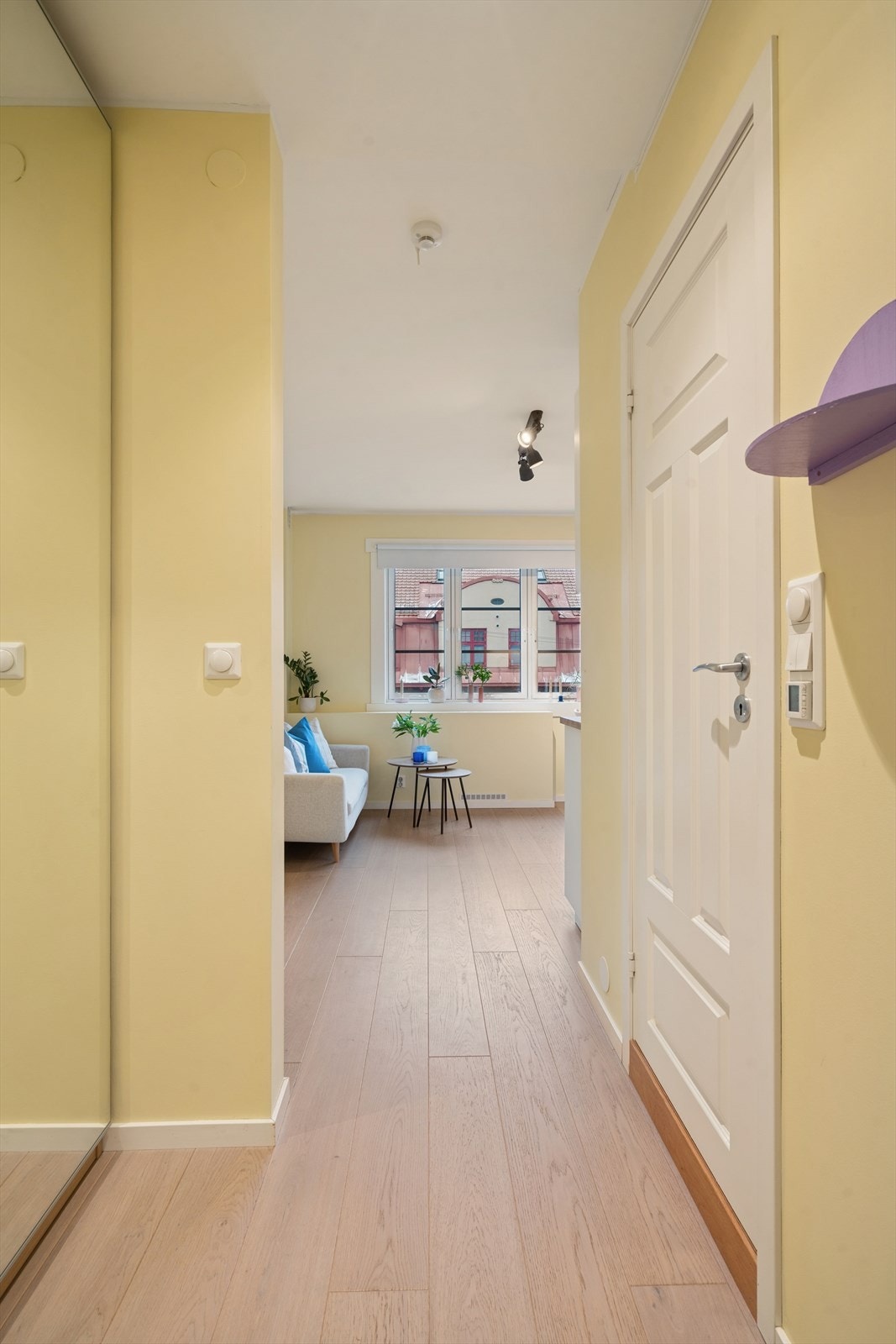 I leiligheten blir du først møtt av en lys entré hvor du har rikelig med oppbevaring i garderobeskap med speilfronter Galleribilde