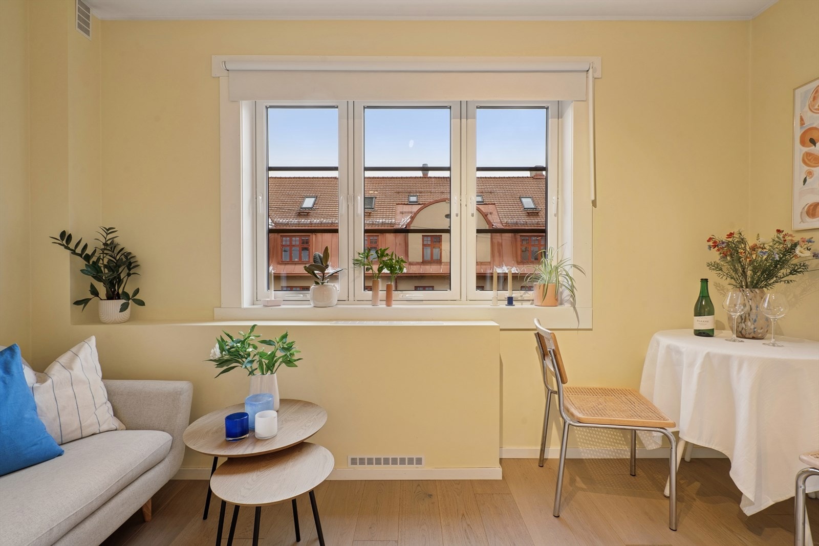 Leiligheten har et moderne preg med pene overflater og parkettgulv. Galleribilde