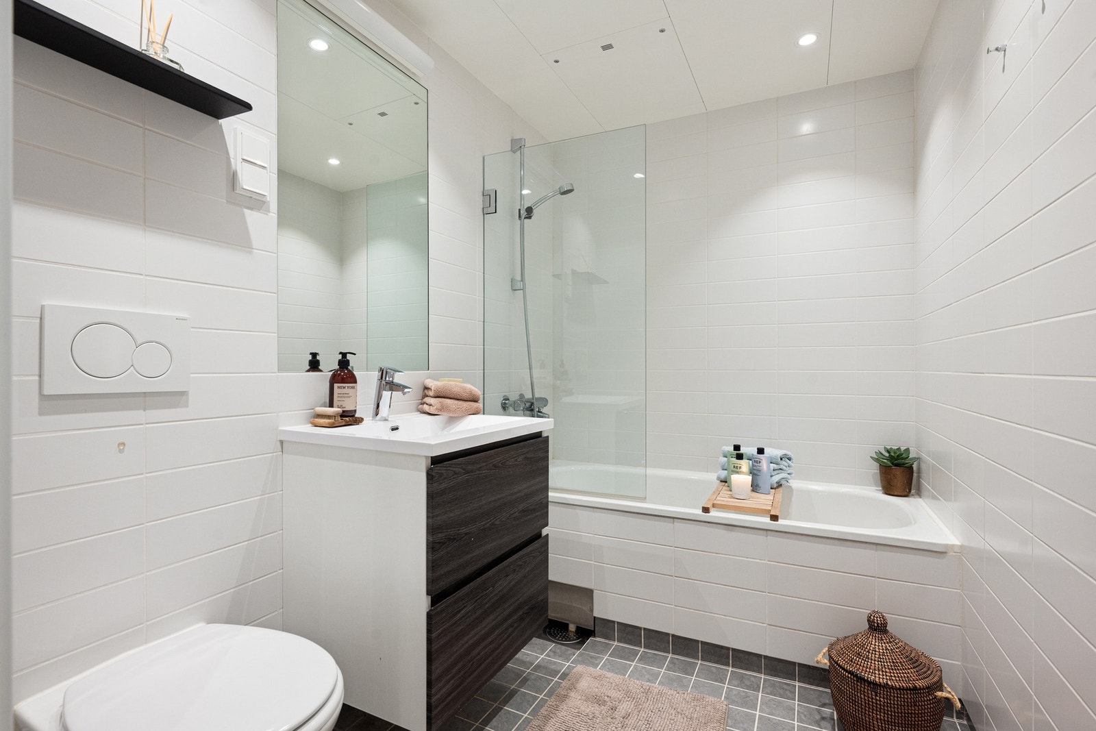 Baderom nr. 2 med badekar med dusjarmatur for en funksjonell bruk Galleribilde