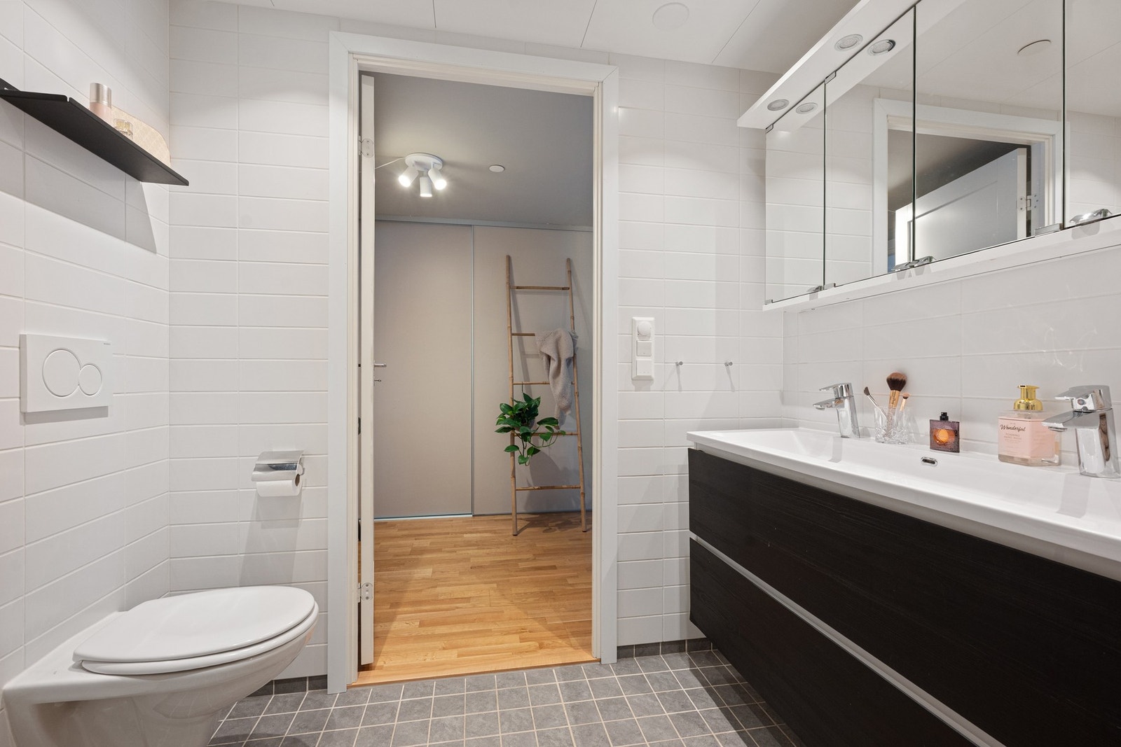 Badet har behagelig elektrisk gulvvarme og gjennomgående god standard Galleribilde