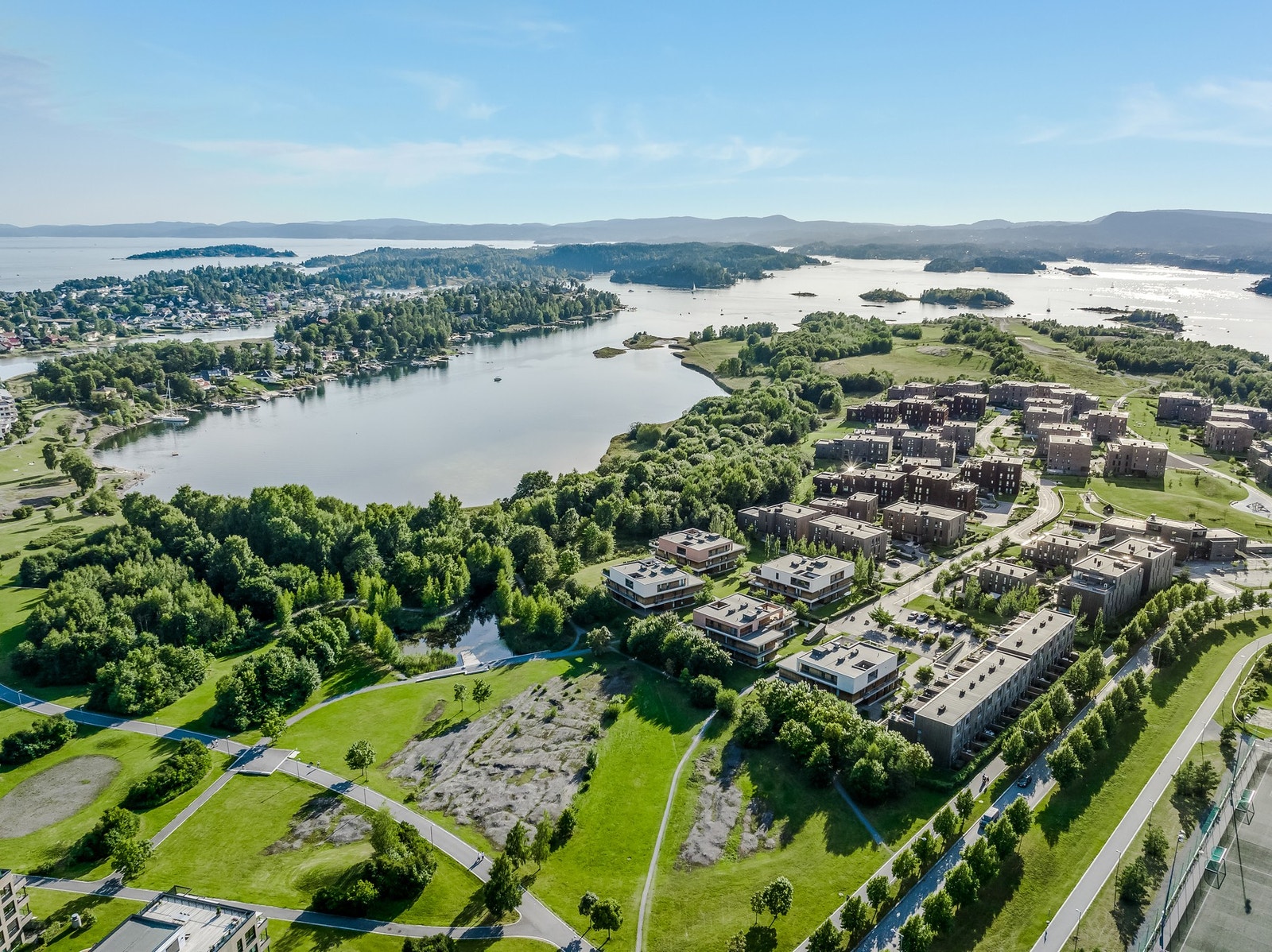 Livet på Fornebu er enkelt og forutsigbart - 2 min til barnehagen, 3-4 min til stranden (Koksabukta) og kjapp buss inn til byen. Galleribilde
