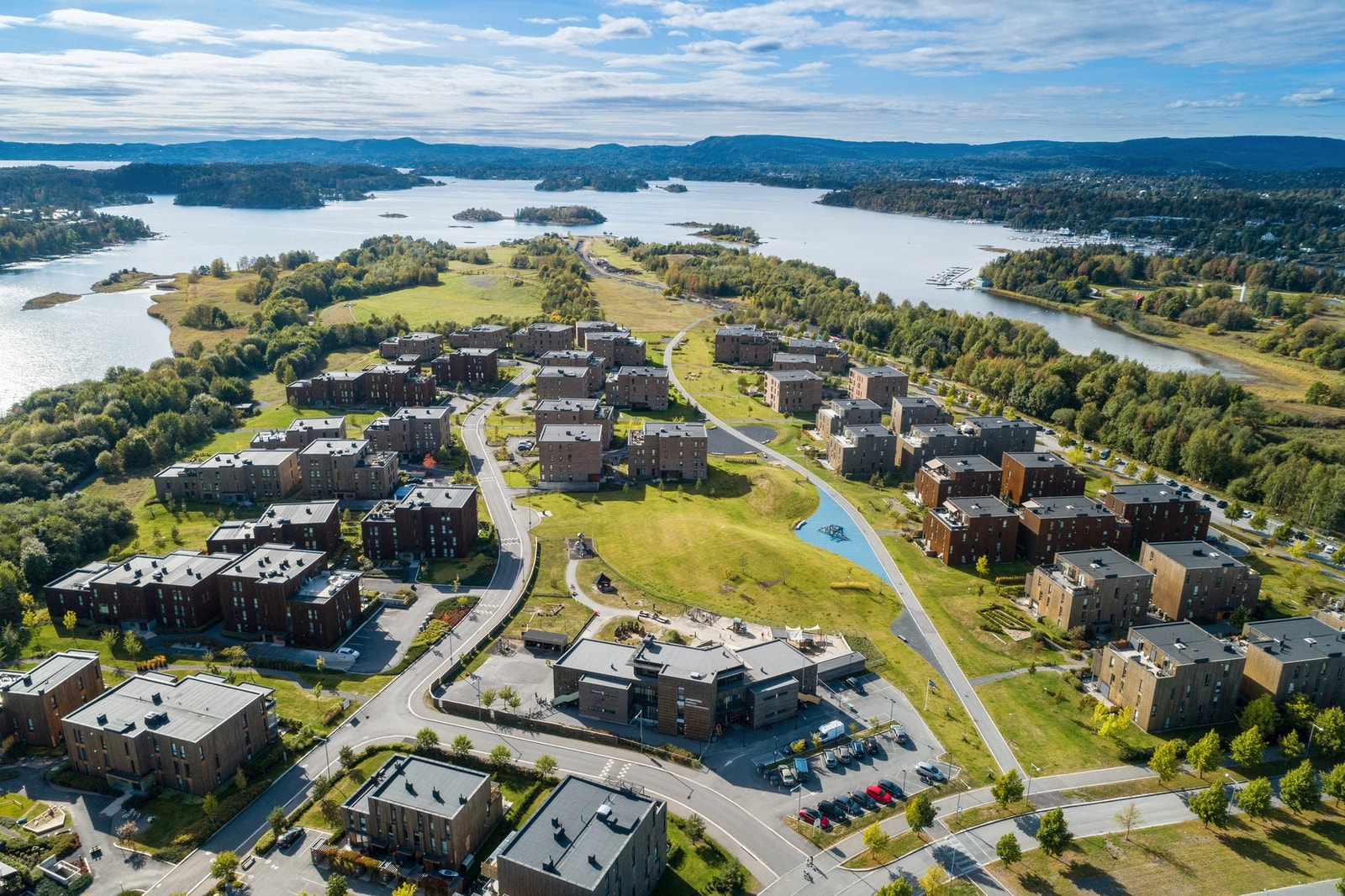 Storøya er kjent for lav bebyggelse og frodige miljø. Her er enorme plenarealer, små koller (akebakker) og fine turstier. Galleribilde
