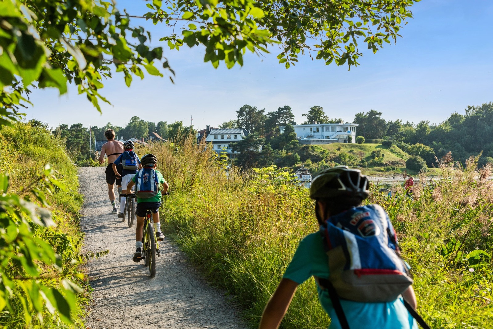 Storøya ligger sjønært, med frodige grøntdrag med turstier på begge sider av halvøya. Galleribilde
