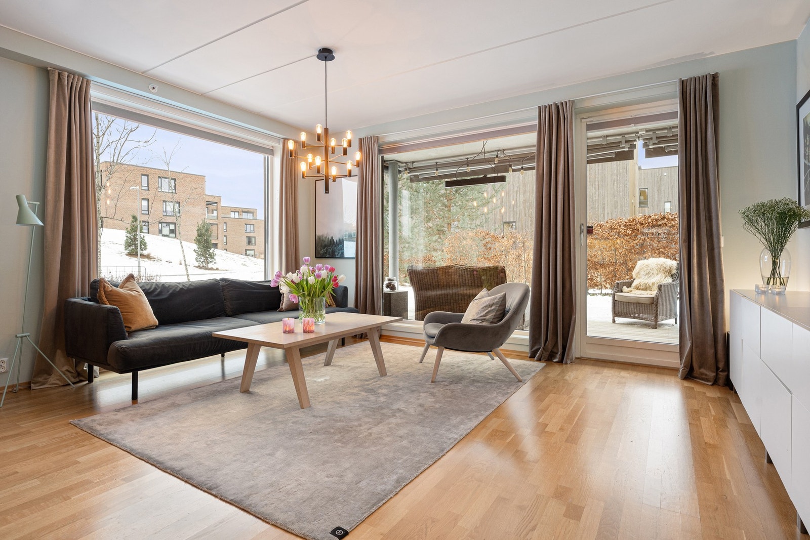 Hyggelig stue/kjøkken med god plass til flere sittegrupper Galleribilde