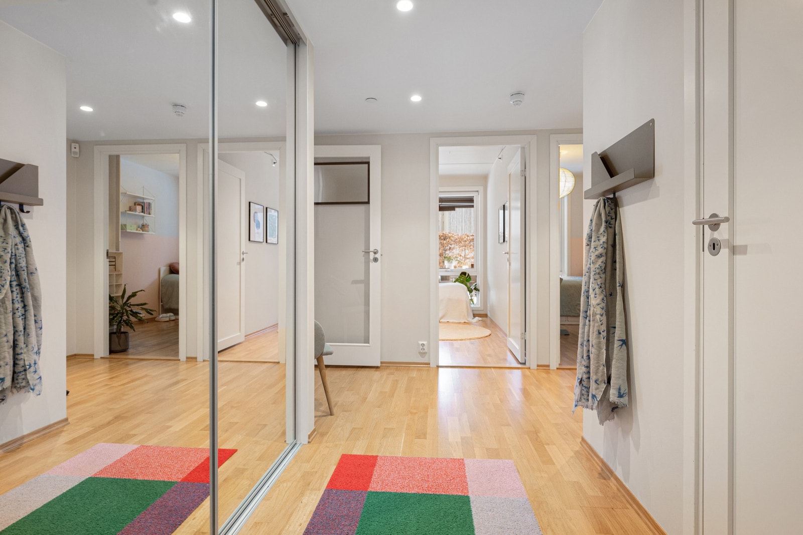 I entreen er det rikelig med garderobeplass Galleribilde