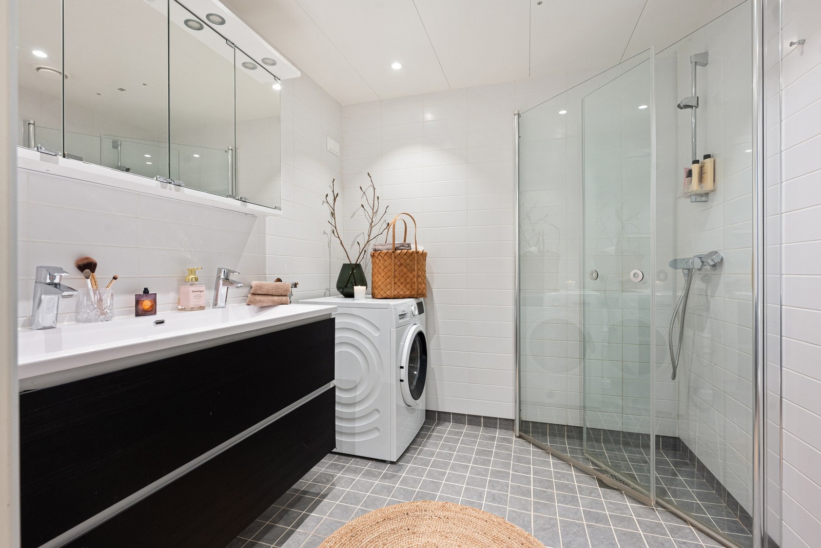 Romslig bad med opplegg til vaskemaskin og tørketrommel tilknyttet hovedsoverommet Galleribilde