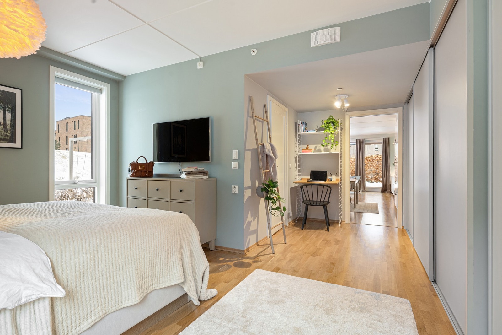 Det er romslige garderobeløsnigner i tillegg til plass til hjemmekontor Galleribilde