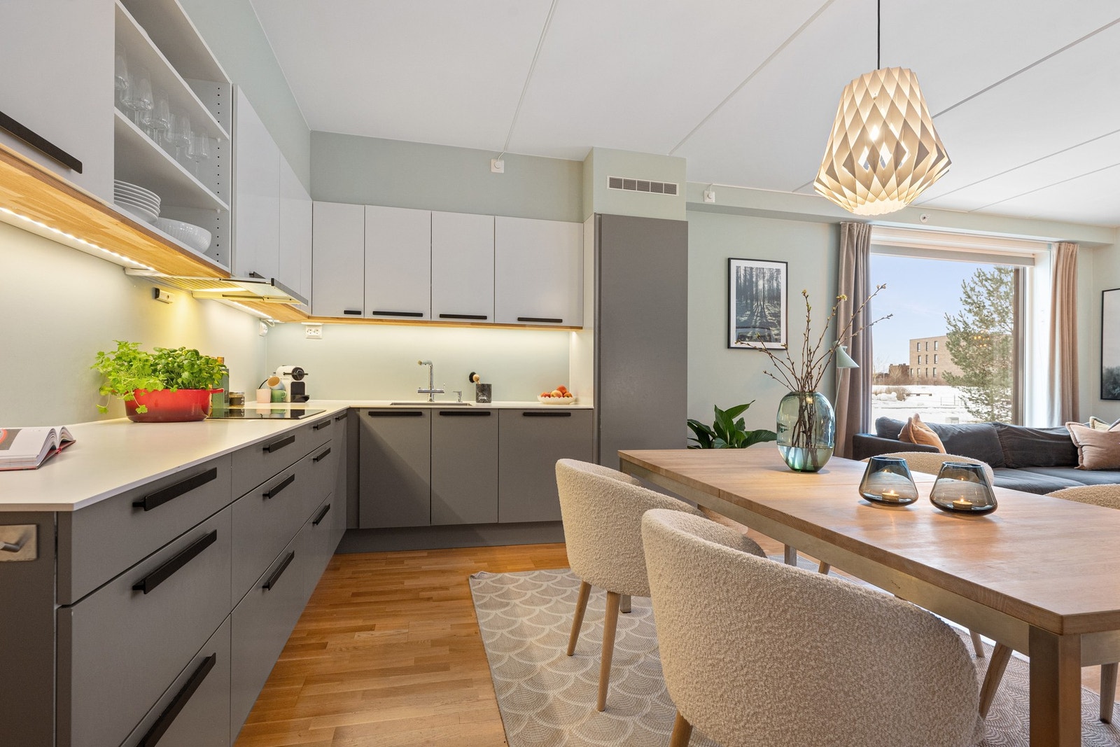 Kjøkkenet har en funksjonell utforming med integrerte hvitevarer som platetopp, stekeovn, oppvaskmaskin og helt kjøleskap. Fryser er det plass i leilighetens bod. Galleribilde