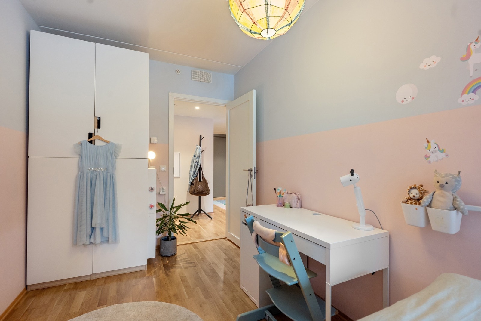 Soverom 2 med garderobeskap Galleribilde