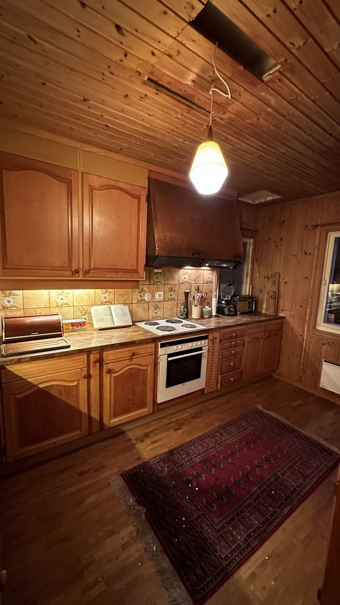 Kjøkken. Stekeovn og kokeplater er byttet er erstattet med nytt. Galleribilde