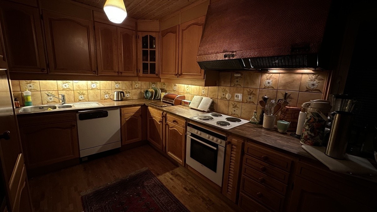 Kjøkken. Stekeovn og kokeplater er byttet er erstattet med nytt. Galleribilde