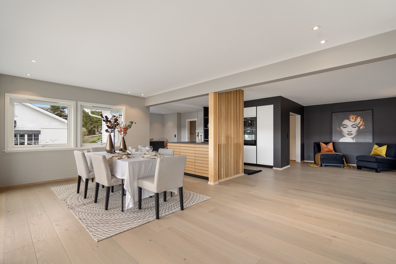 Stor spiseplass i forbindelse med kjøkkenet Galleribilde