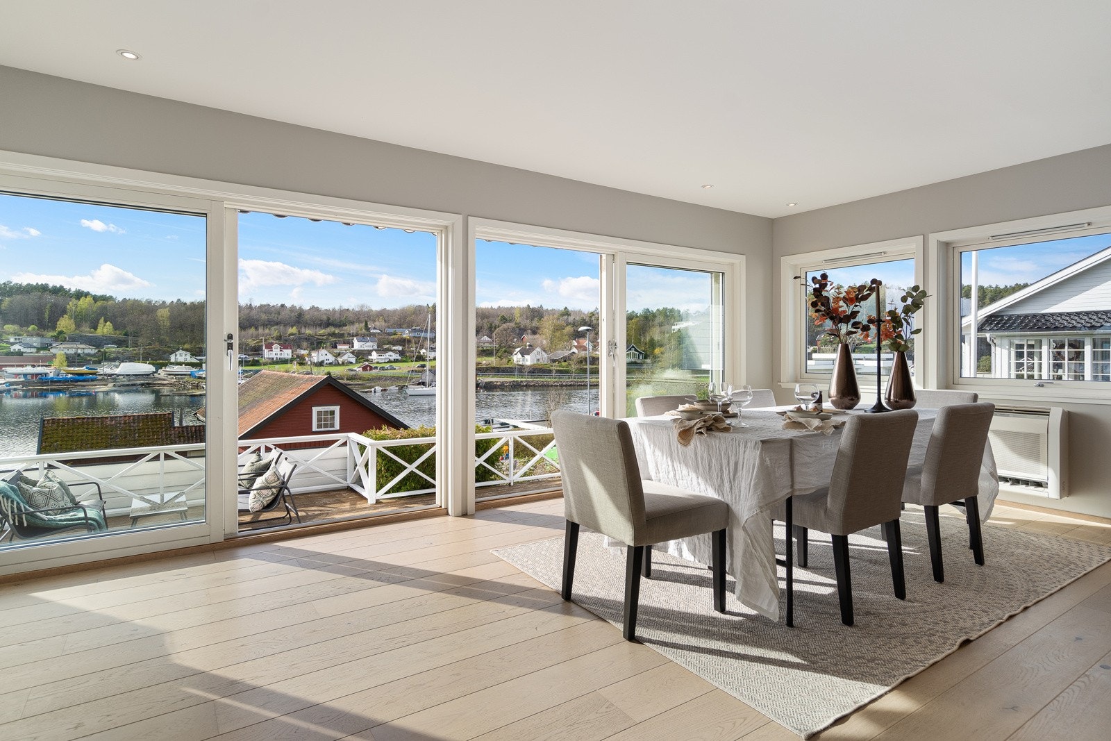 Her kan man dekke til hyggelige lag for familie og venner Galleribilde