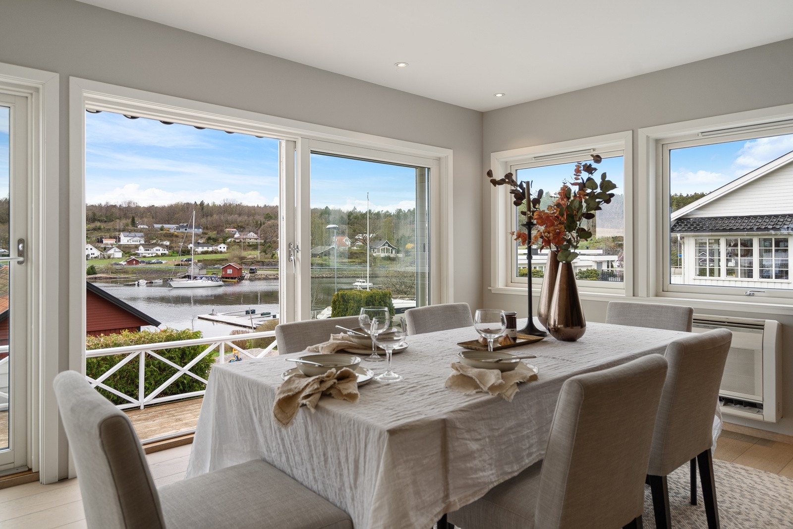 Store og fine vinduer som bidrar til at herlig lys strømmer inn Galleribilde