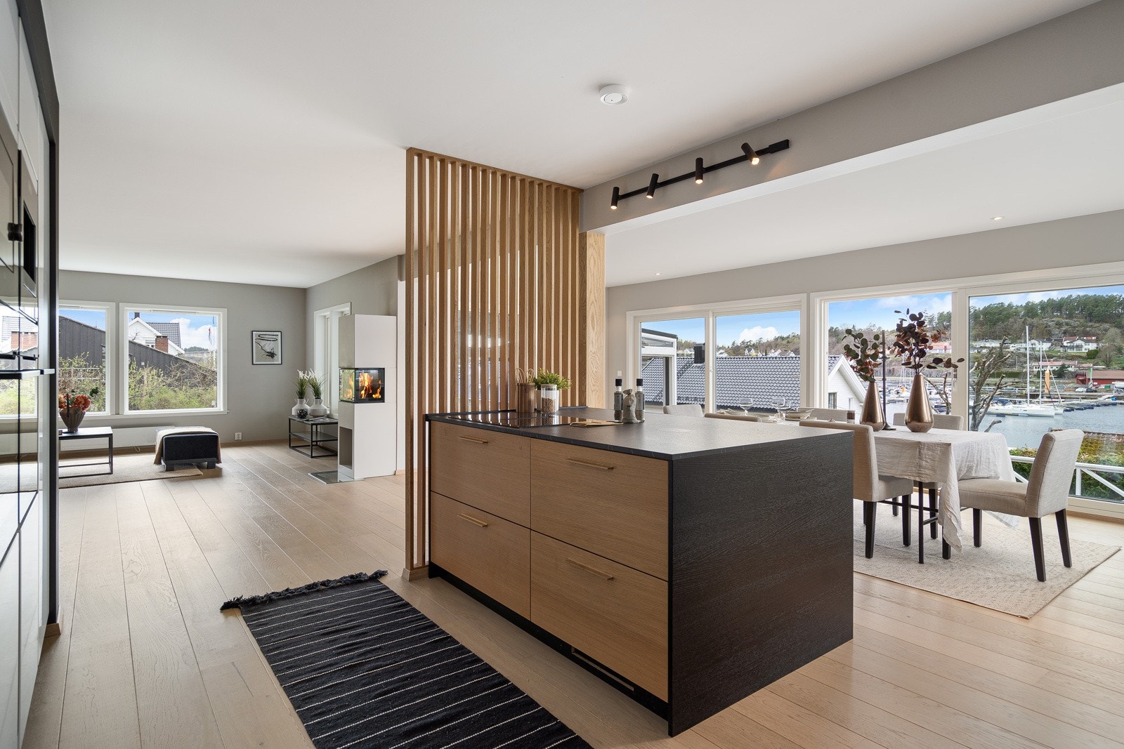 Praktisk arbeidsbenk - ideell plass for baking og kokkellering Galleribilde