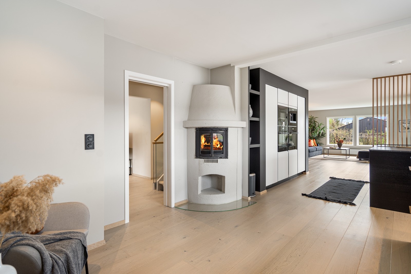 Hyggelig med peis på kjøkkenet Galleribilde