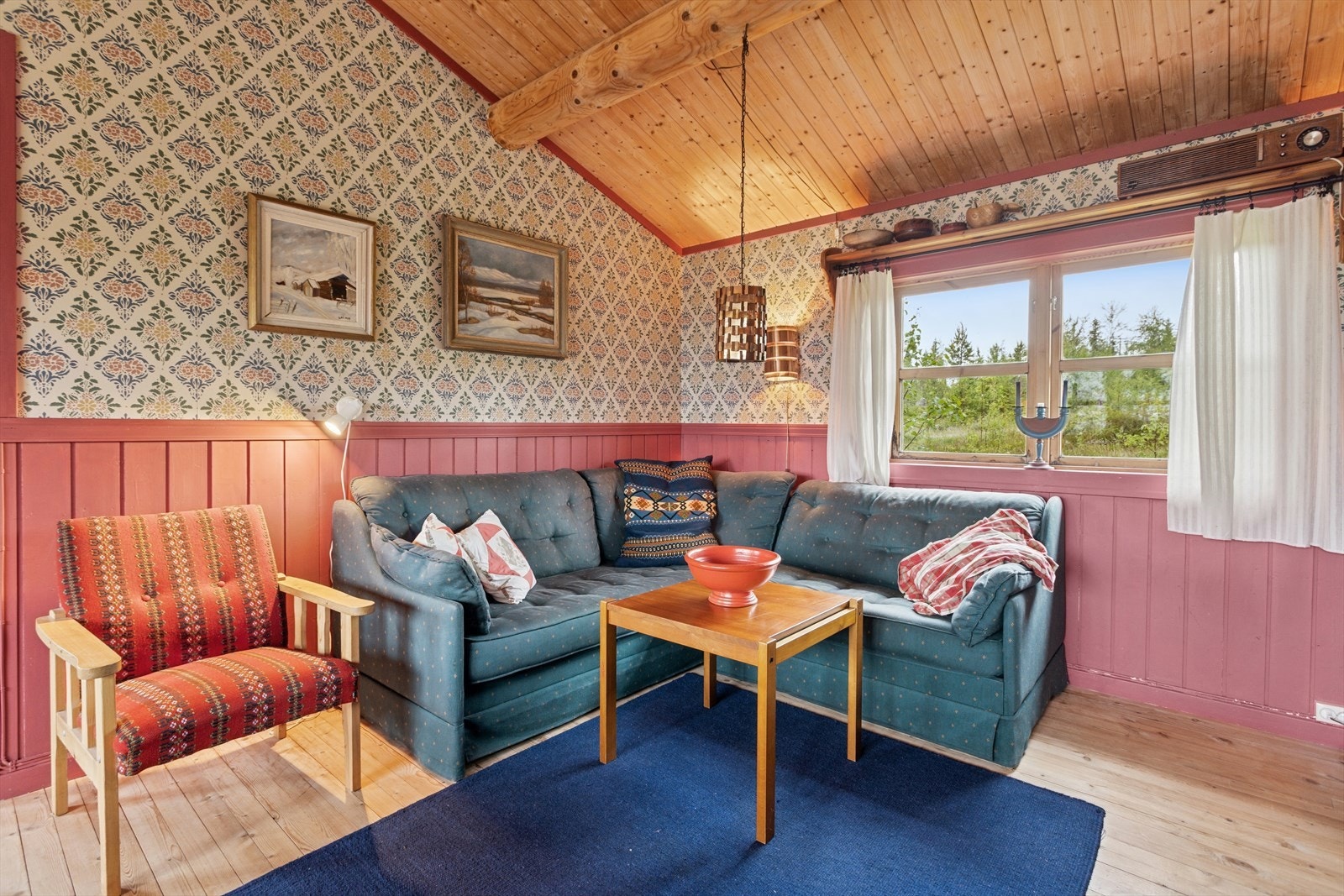 Stuen er innredet med sofamøblement Galleribilde