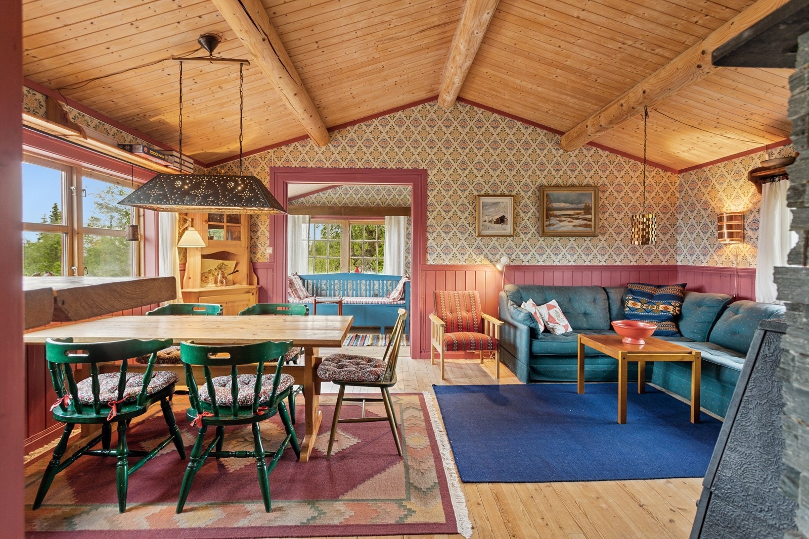 Stue og spisestue i åpen løsning Galleribilde