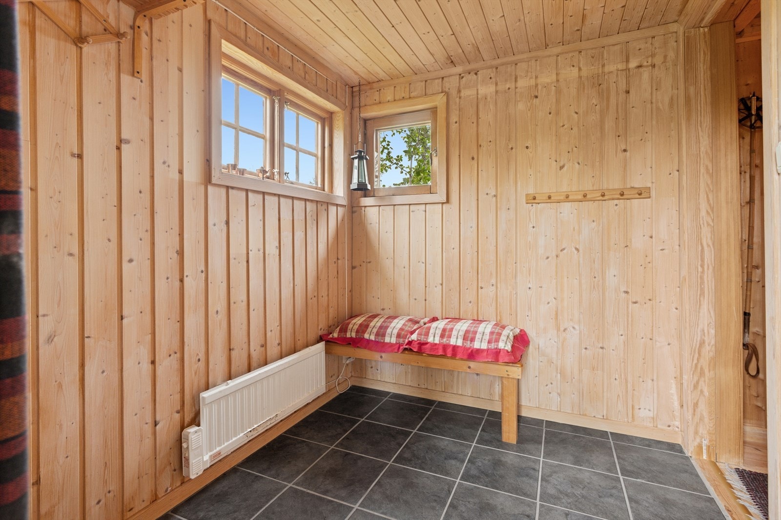 Velkommen inn! Hyggelig entré ønsker deg velkommen inn i hytta Galleribilde