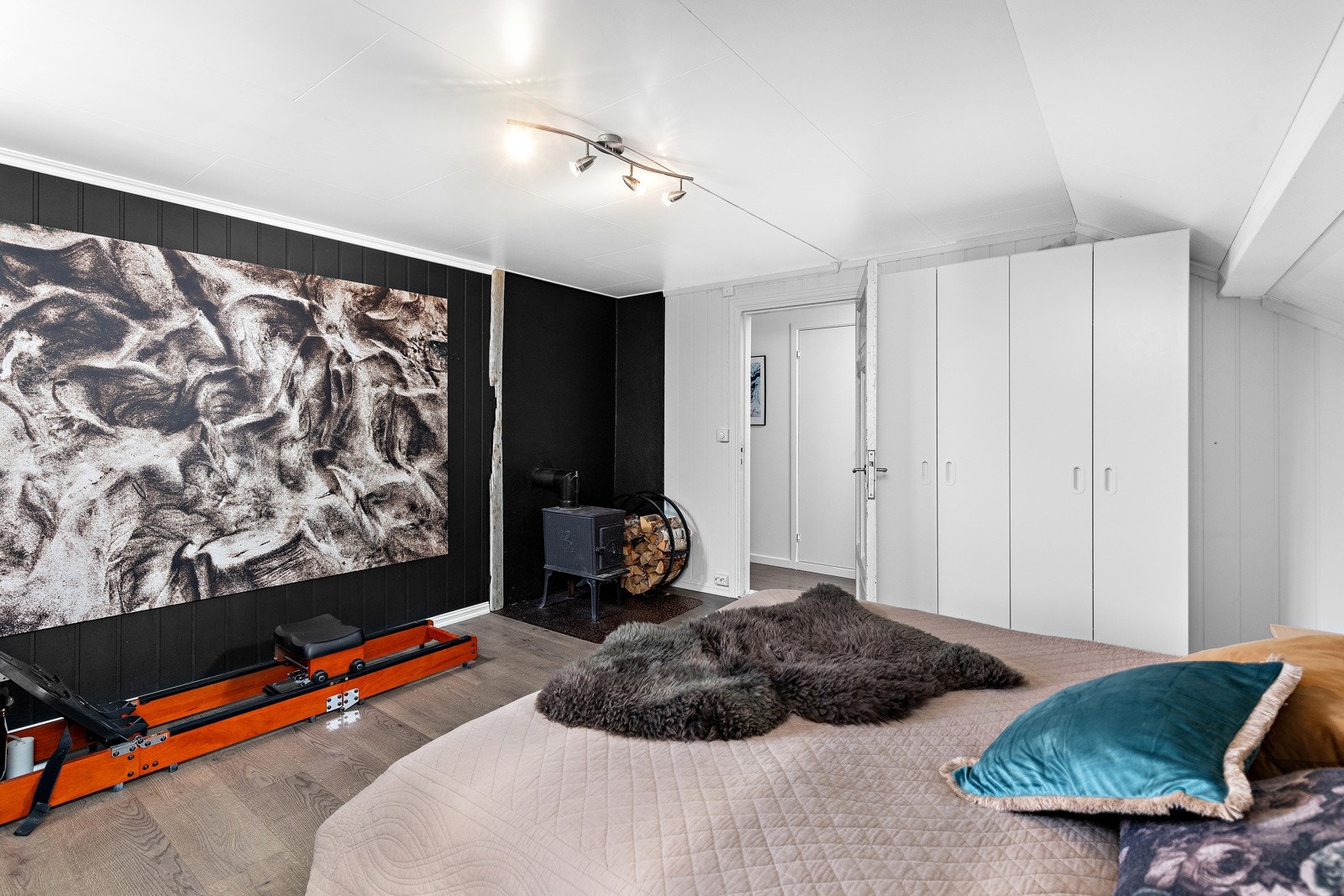 Soverommet har en liten vedovn. Lite slår en knitrende vedovn når kulda står på som verst. Galleribilde