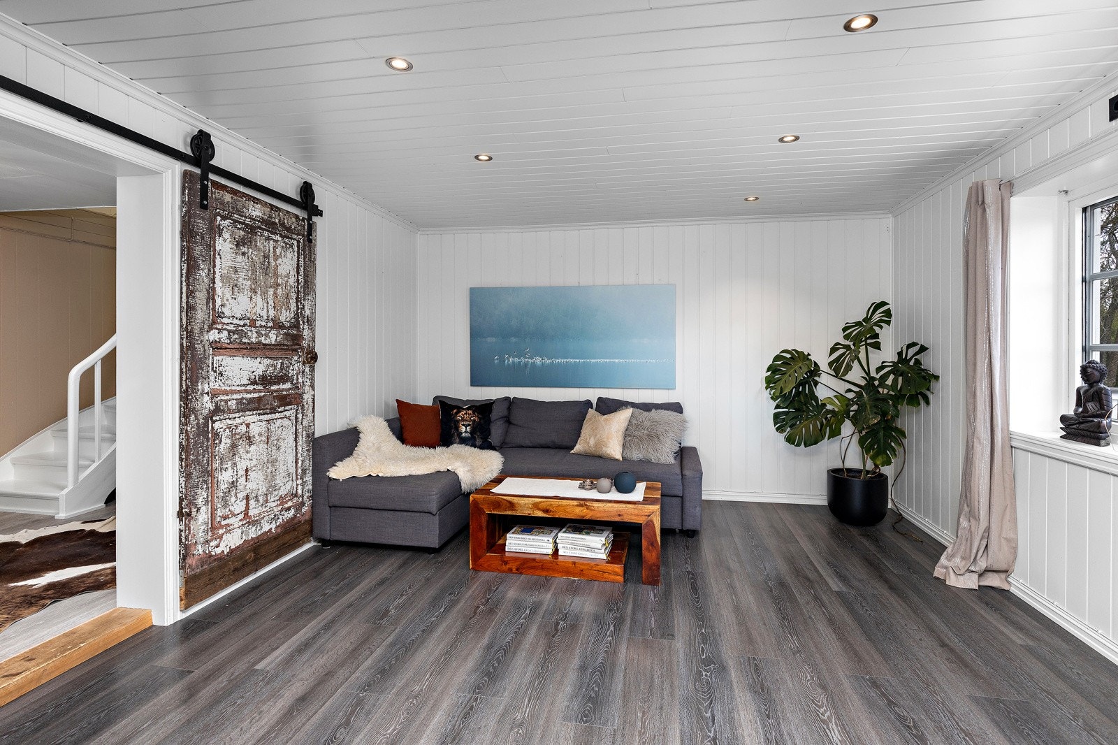 Downligts i himling både i spisestue og TV-stuen. Galleribilde