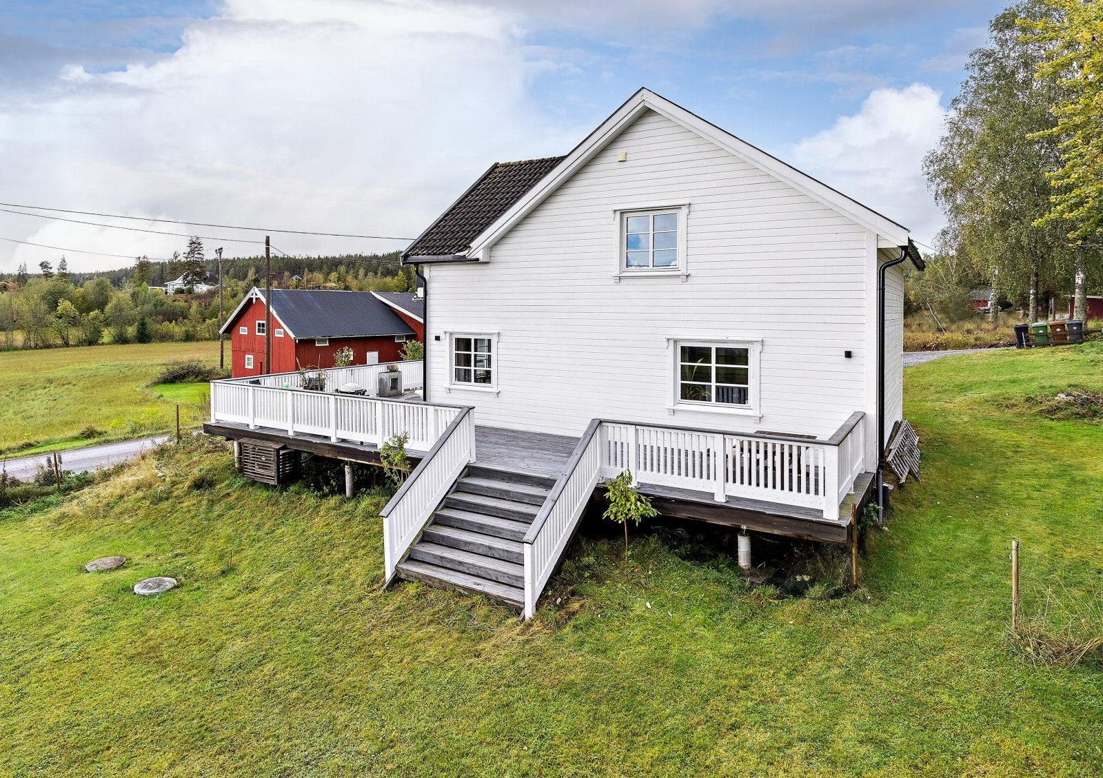 Fra eiendommen er det kort vei til Tyristrand sentrum med servicetilbud. Galleribilde