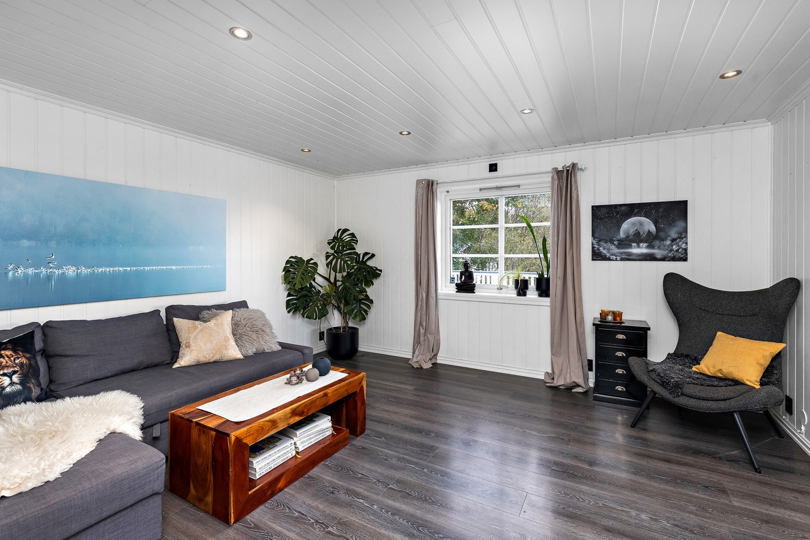 Fra gangen tar man seg videre til en romslig stue med plass til sofagruppe og TV. Galleribilde