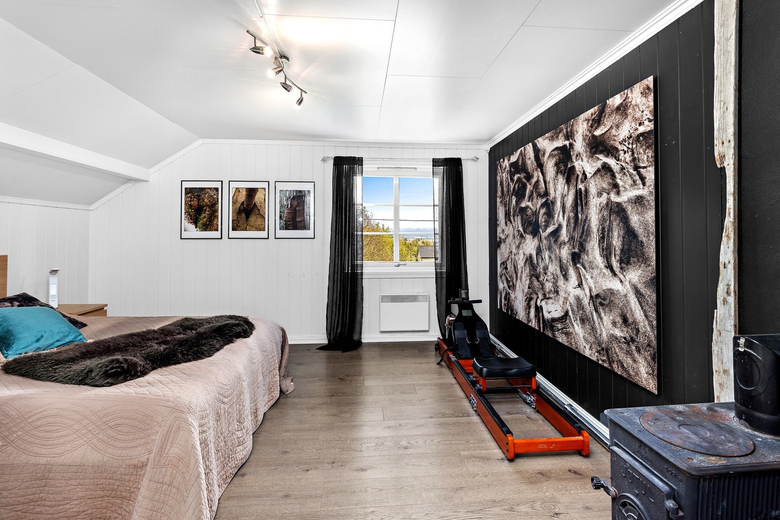 2. etg: Stort hovedsoverom gir god fleksibilitet. Enten en skulle ønske stort garderobeskap, eller treningsapparater. Galleribilde