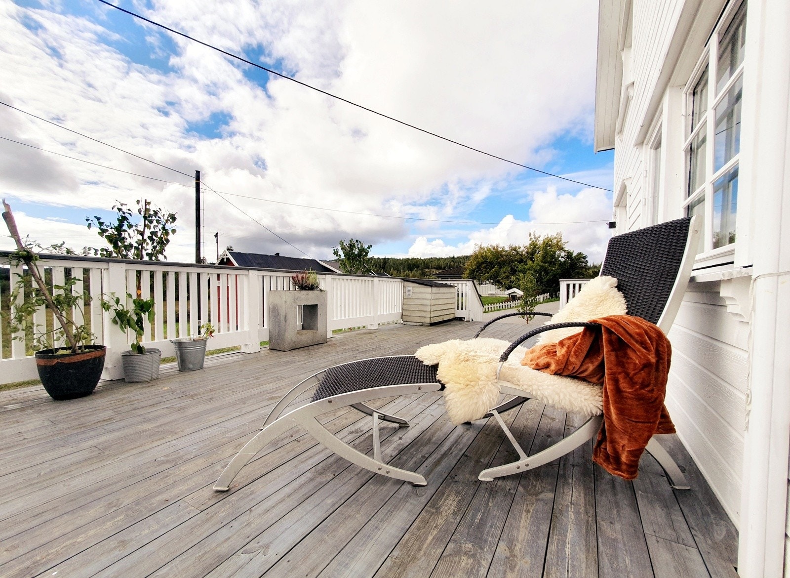 Terrassen strekker seg fra sør-siden av boligen til østsiden. Galleribilde