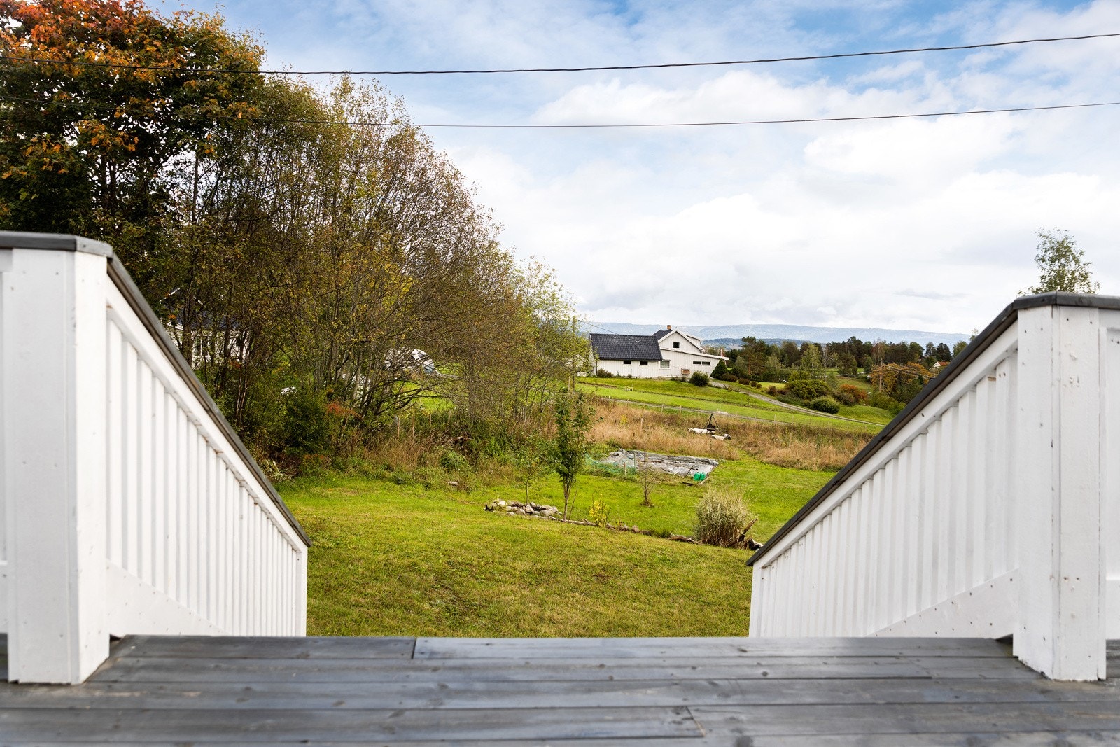 Fra terrassen er det adkomst til den store solrike tomten. Galleribilde