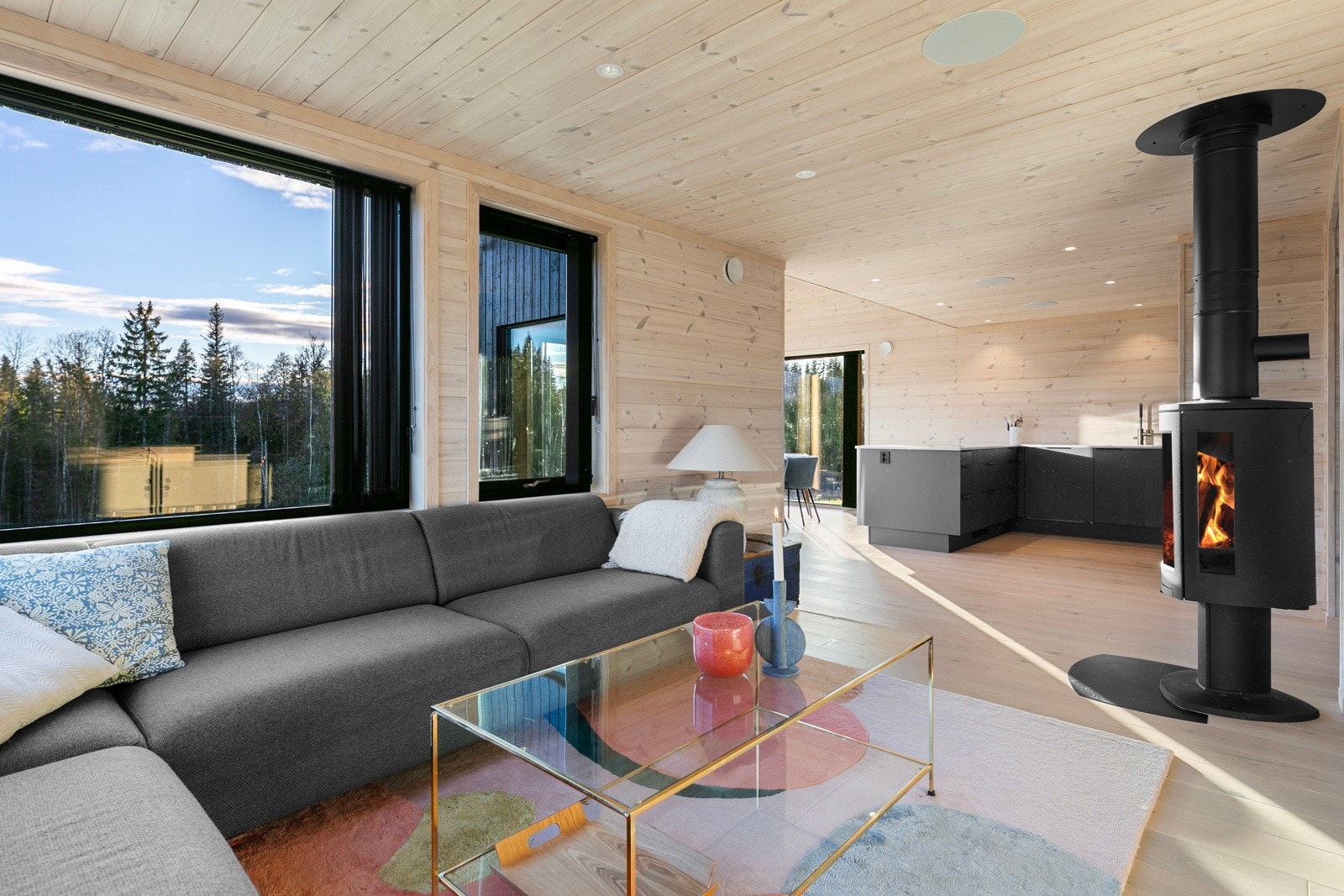 Stuen har god plass til sofaløsning og tilhørende møblement. Galleribilde