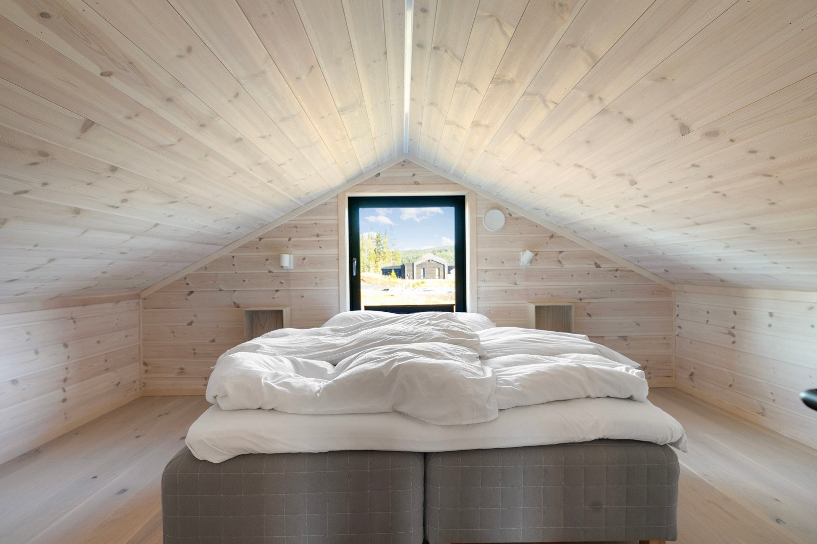 Det er innredet med 4 sengeplasser i loftet på hytta - i henhold til teknisk forskrift er ikke loftsetasjen godkjent som oppholdsrom Galleribilde