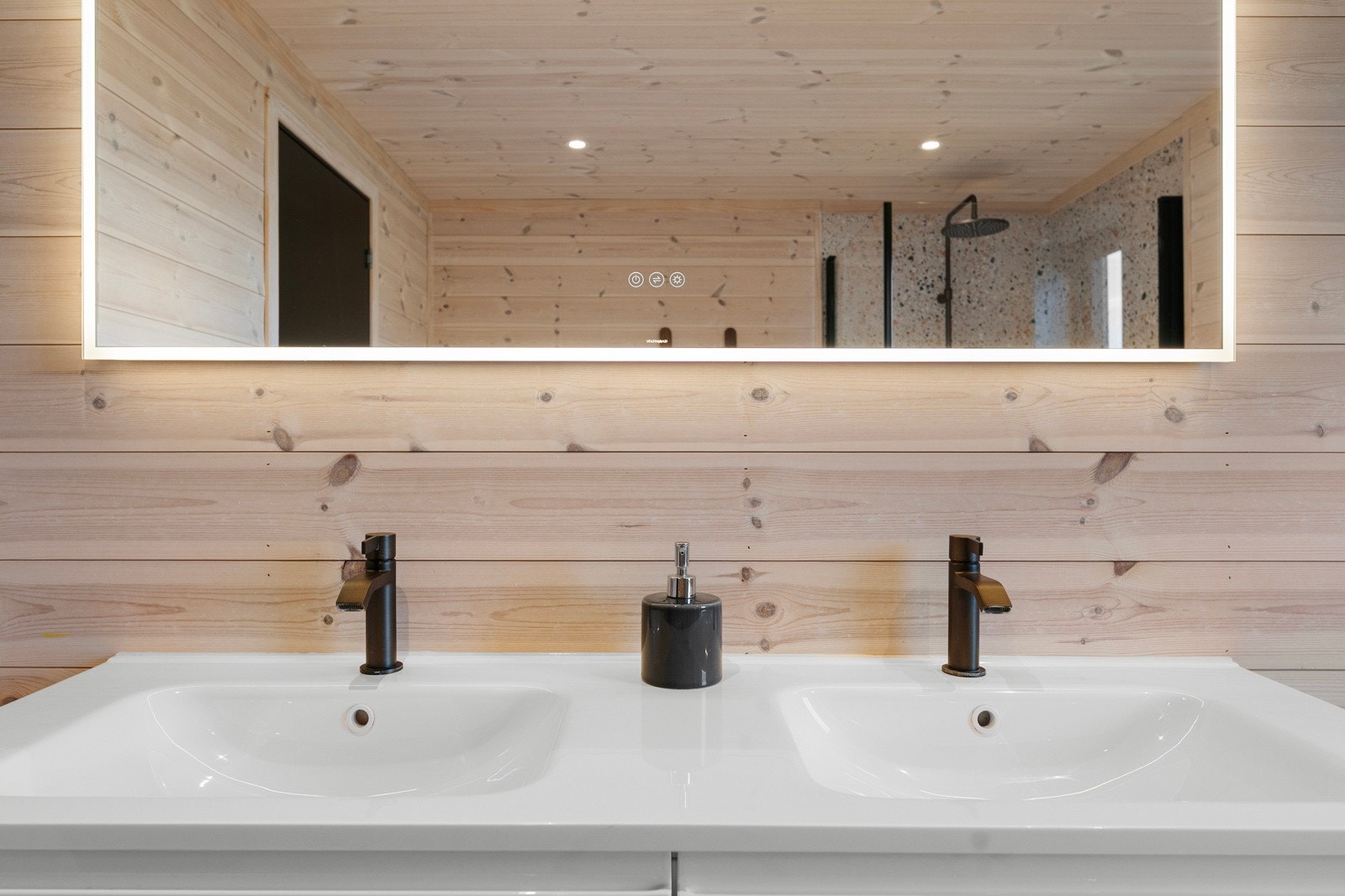 Vegghengt servantinnredning, ovenpåliggende servant med Tapwell armatur og speil med lys. Galleribilde