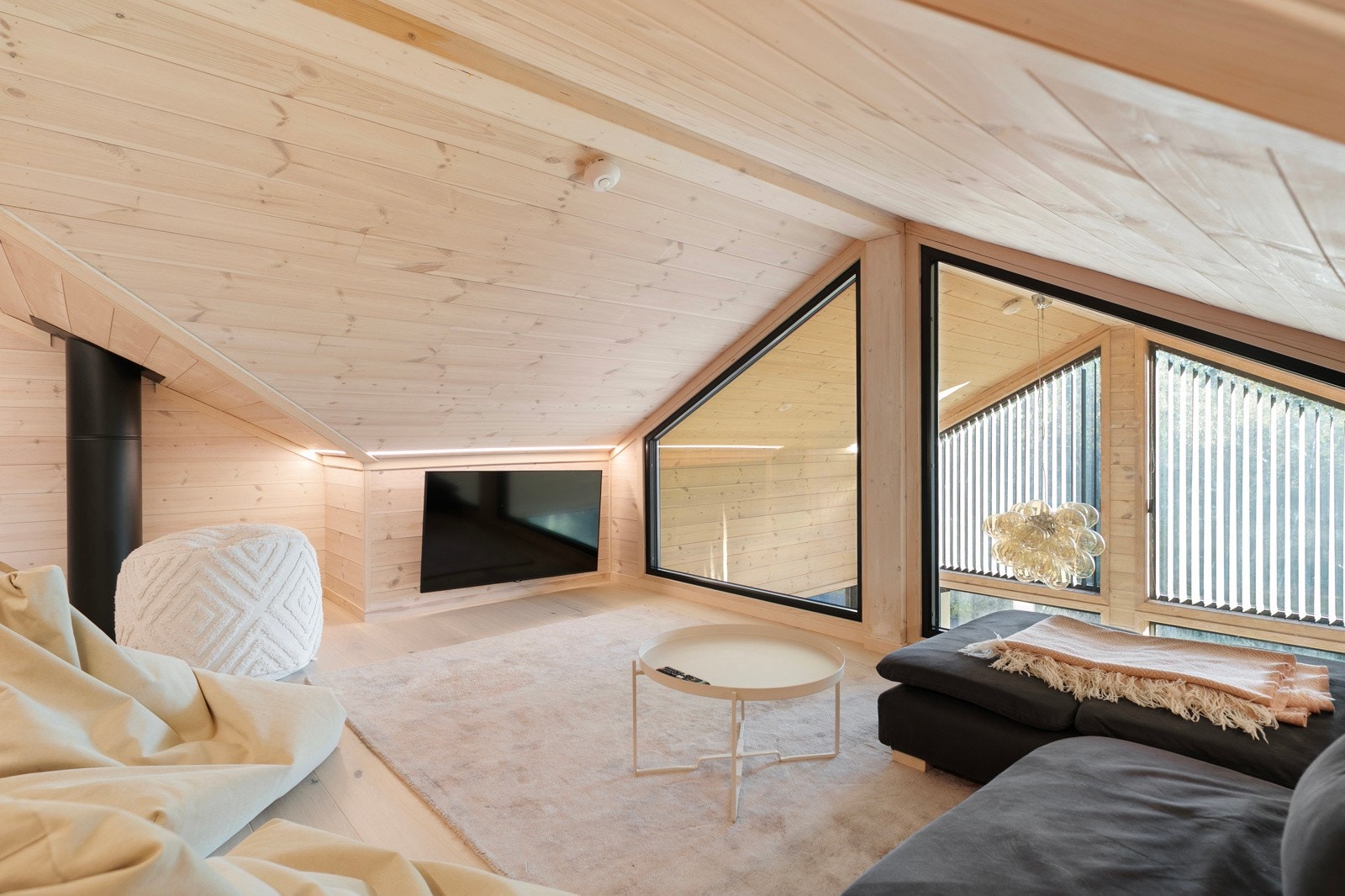 I det man kommer opp til loftsetasjen blir man møtt av et romslig rom innredet som TV-stue i dag - i henhold til teknisk forskrift er ikke loftsetasjen godkjent som oppholdsrom. Galleribilde