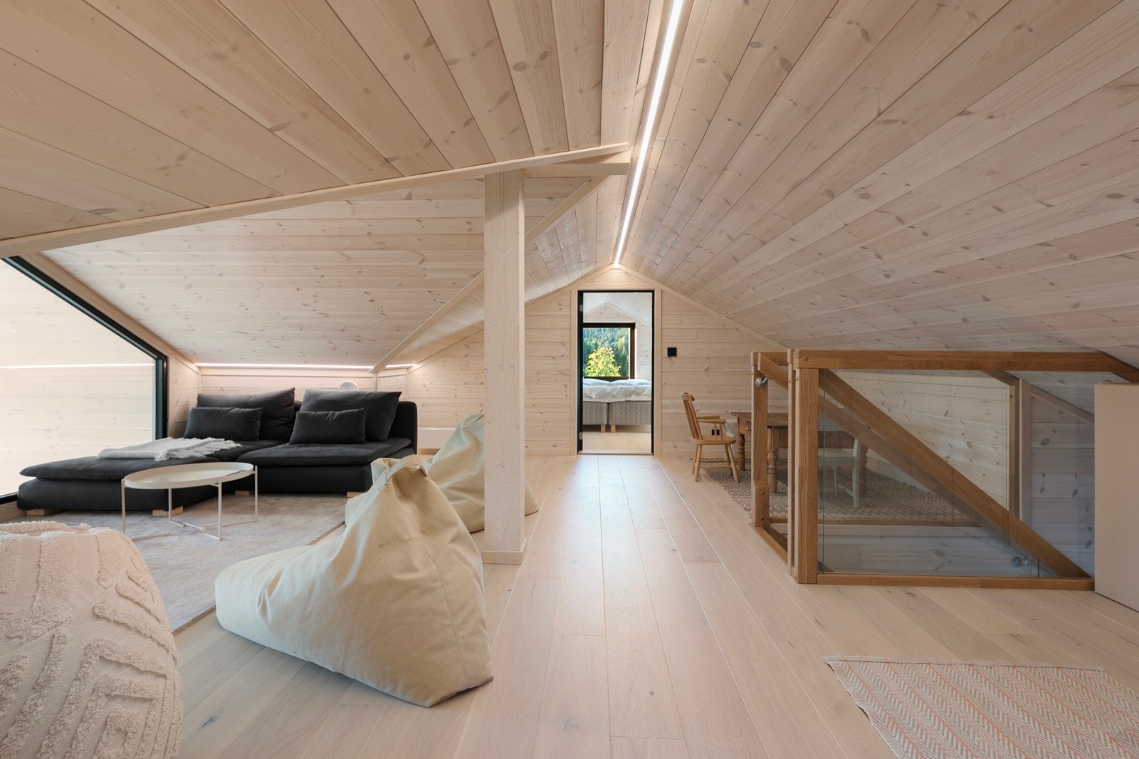 I det man kommer opp til loftsetasjen blir man møtt av et romslig rom innredet som TV-stue i dag - i henhold til teknisk forskrift er ikke loftsetasjen godkjent som oppholdsrom. Galleribilde