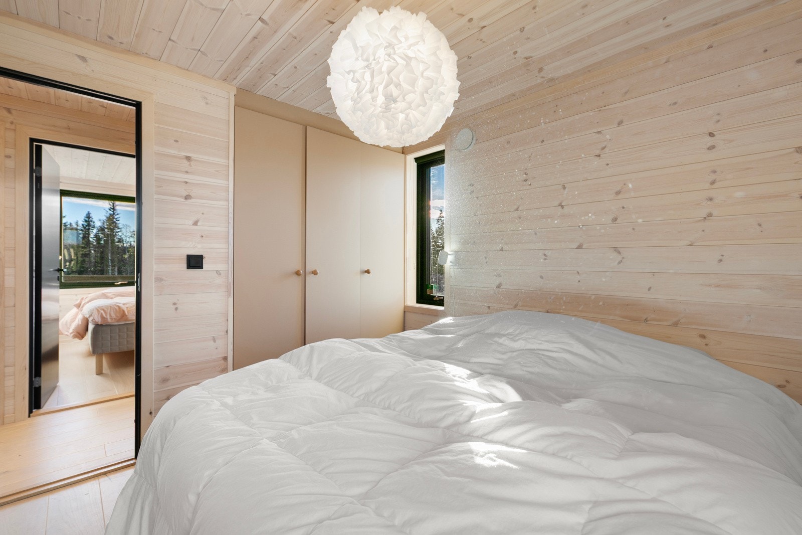 Det er plassbygget garderobeskap i alle 3 soverom i 1.etg. Galleribilde