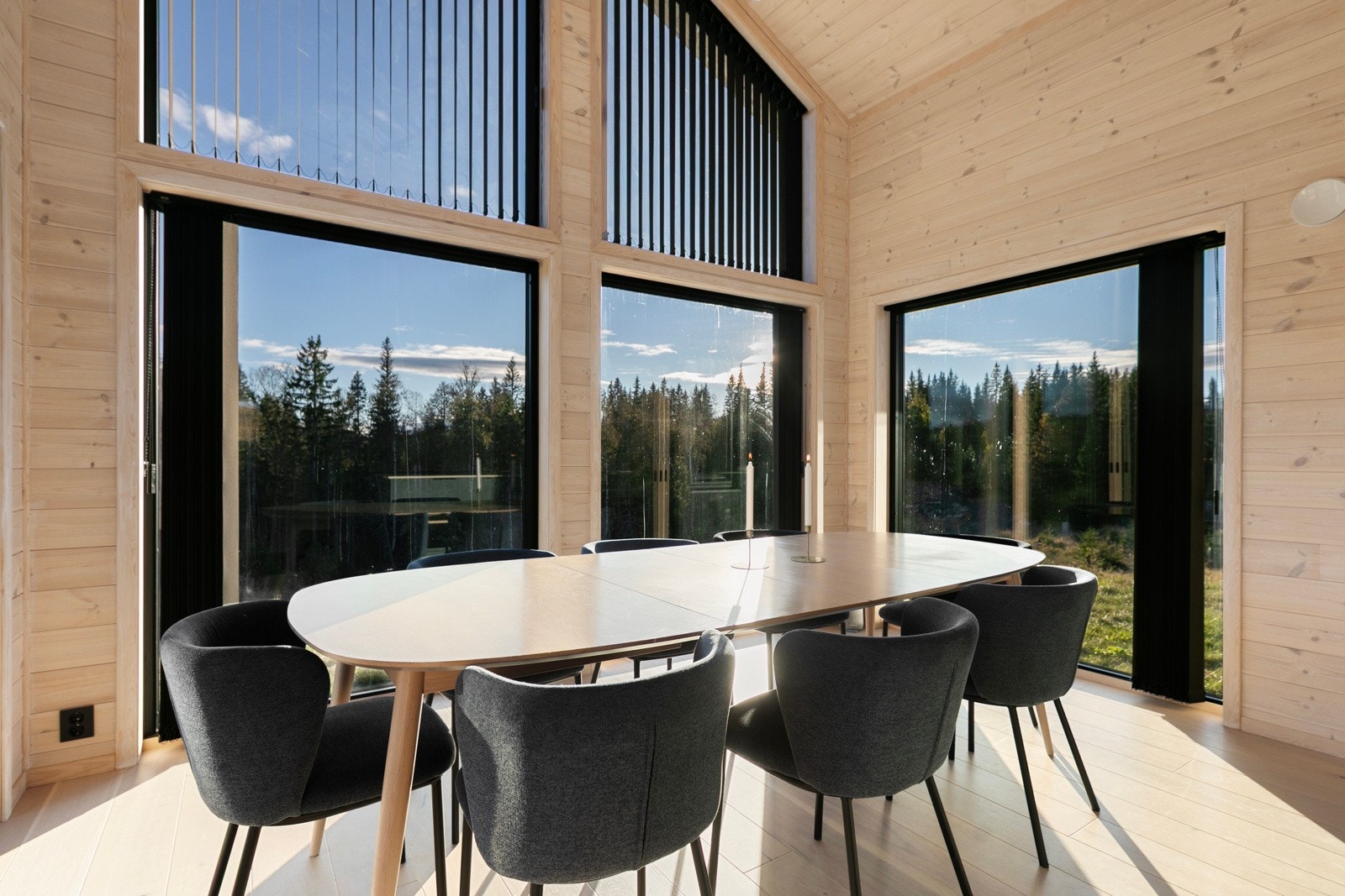 På gulvet er det lagt en-stavs parkett med gulvvarme. Galleribilde