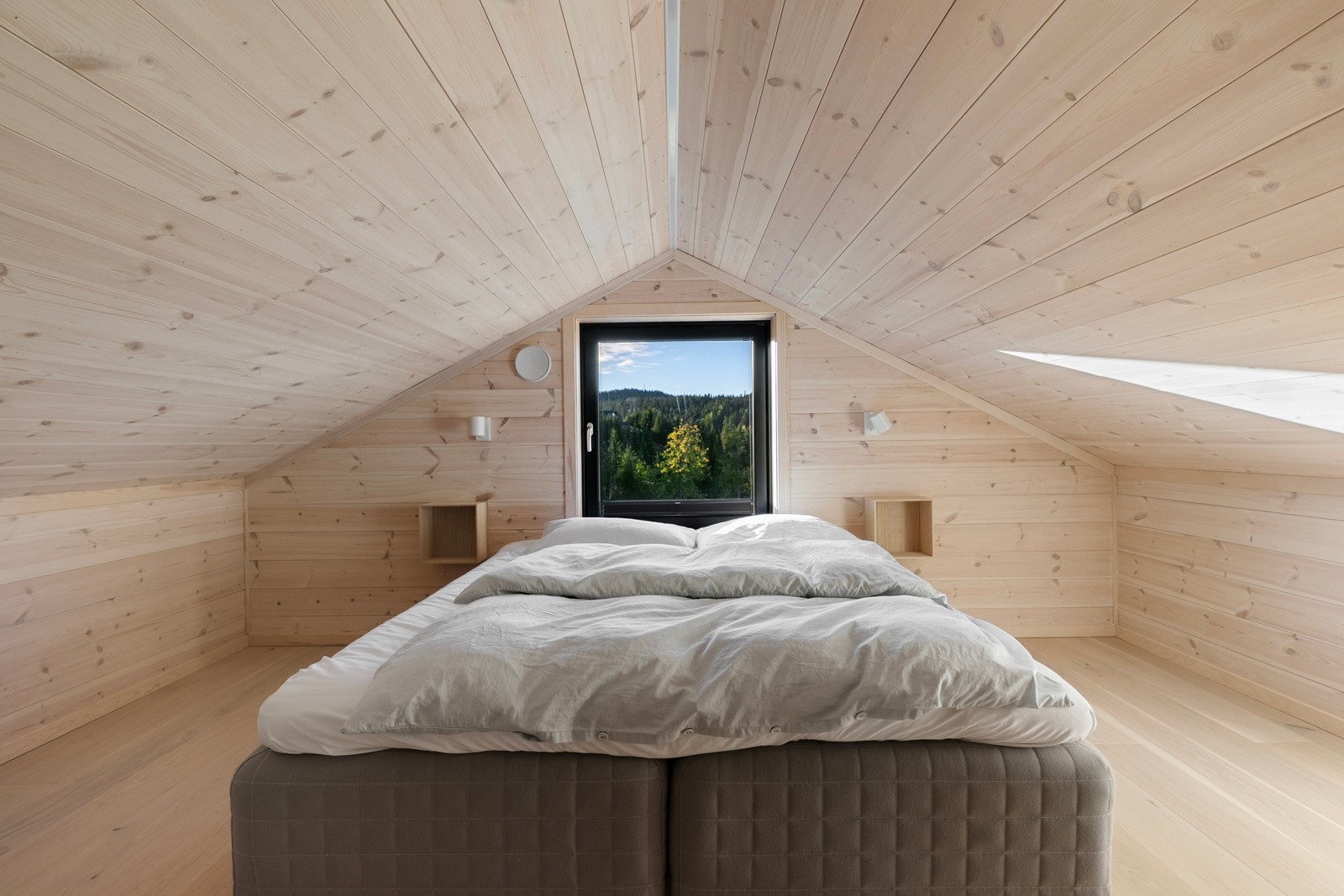 Det er innredet med 4 sengeplasser i loftet på hytta - i henhold til teknisk forskrift er ikke loftsetasjen godkjent som oppholdsrom Galleribilde