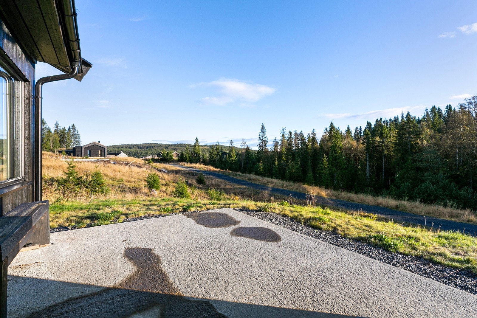 Eiendommen ligger øverst i Lensmannsvika, omgitt av flott natur og nyere fritidsboliger. Galleribilde