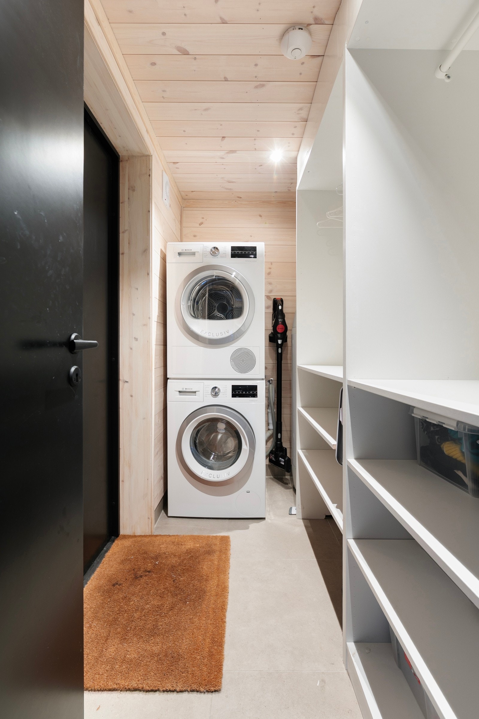 Vaskerommet med adkomst fra entre, samt egen utgang. Galleribilde