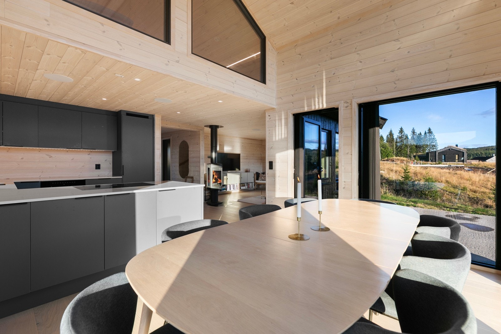 Integrert Miele stekeovn, Miele platetopp m/integrert avtrekk, oppvaskmaskin og kjøleskap med fryser. Galleribilde