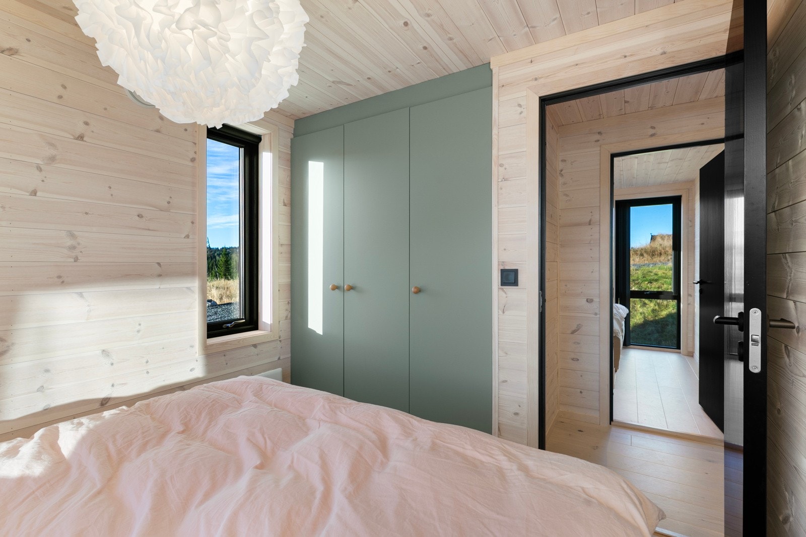 Det er plassbygget garderobeskap i alle 3 soverom i 1.etg. Galleribilde