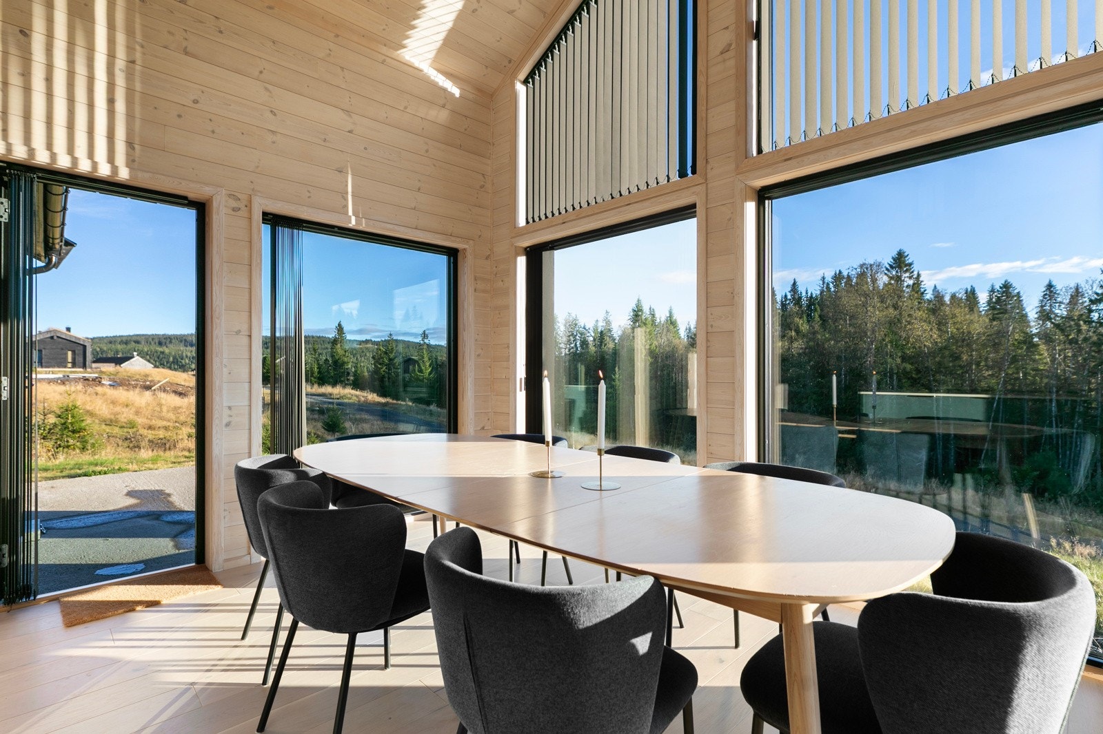 Åpen stue med gode vindusflater som gir en luftig romfølelse og flott utsyn. Galleribilde
