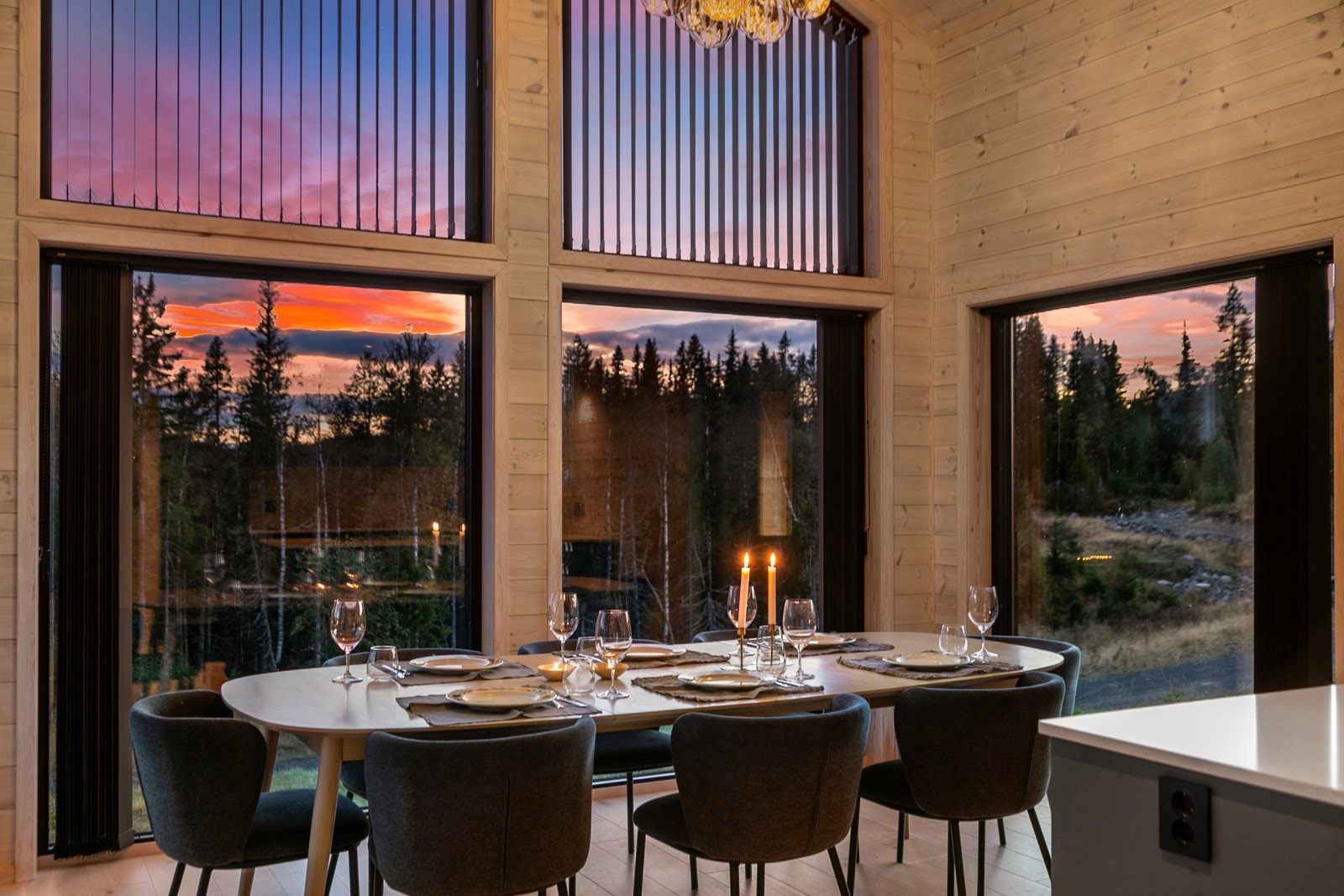 Et hjem som inviterer, både dag og kveld. Galleribilde