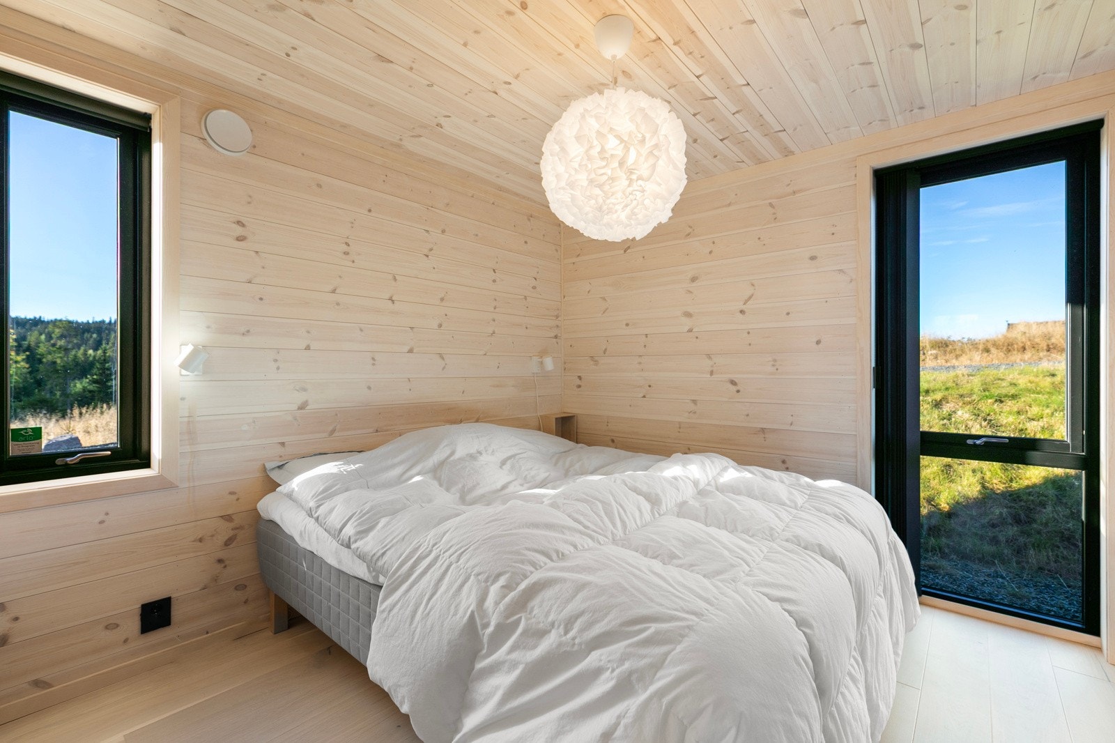 Fritidsboligen har tre lyse og tiltalende soverom i 1. etg, alle av samme gode kvalitet og standard som fritidsboligen for øvrig. Galleribilde