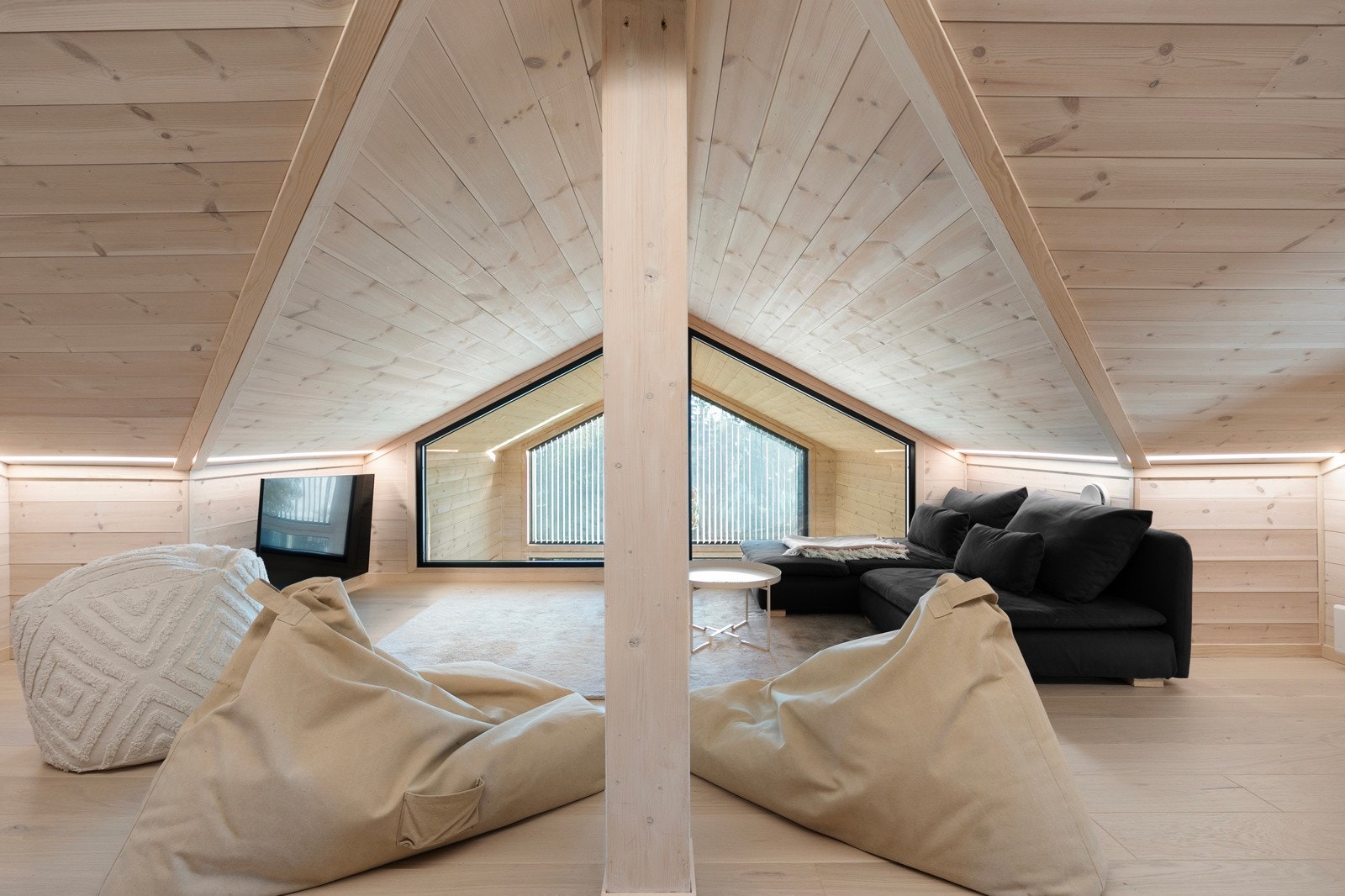 I det man kommer opp til loftsetasjen blir man møtt av et romslig rom innredet som TV-stue i dag - i henhold til teknisk forskrift er ikke loftsetasjen godkjent som oppholdsrom. Galleribilde
